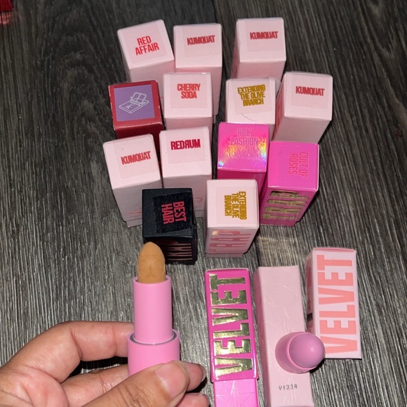 Jeffree star bundle
55 lipglosses
40 concealers
Over 150 pieces see pictures - Picture 12 of 14